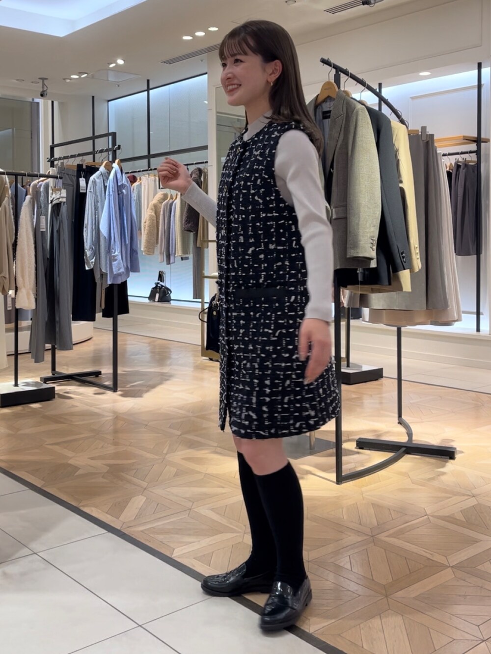 ブルー系のワンピース、ベージュ系のニット/セーターを着用したレディースの冬コーディネートの2枚目の写真