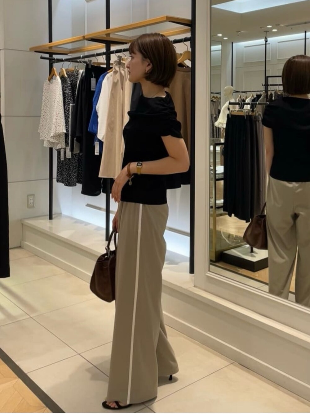 ブラック系のニット/セーター、ベージュ系のその他パンツを着用したレディースの秋コーディネートの3枚目の写真