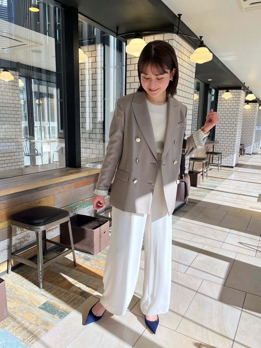 グリーン系のテーラードジャケット、ホワイト系のその他パンツを着用したレディースの冬コーディネートの3枚目の写真