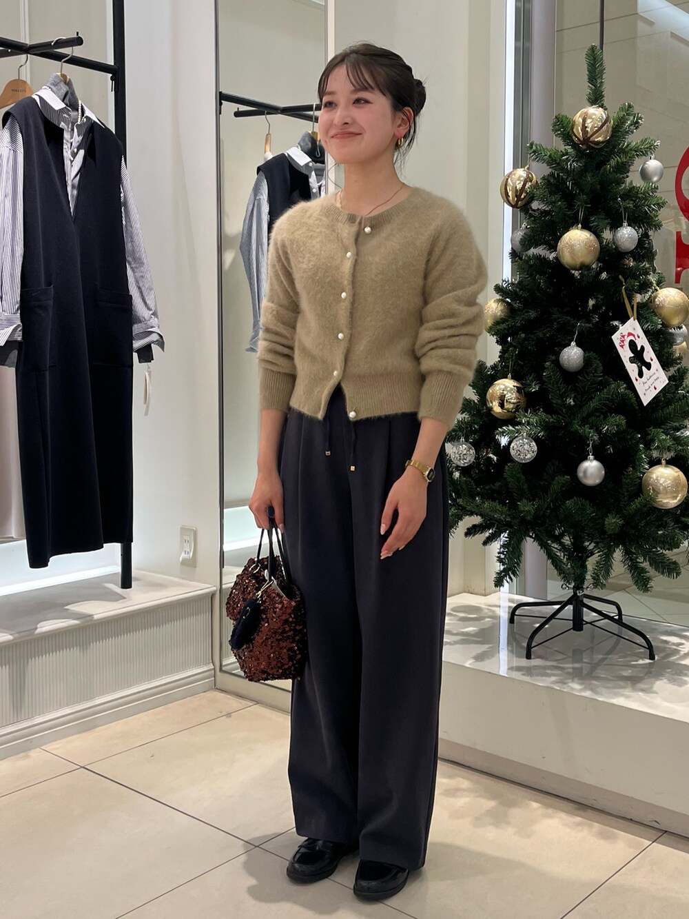 イエロー系のカーディガン/ボレロ、グレー系のその他パンツを着用したレディースの冬コーディネートの2枚目の写真