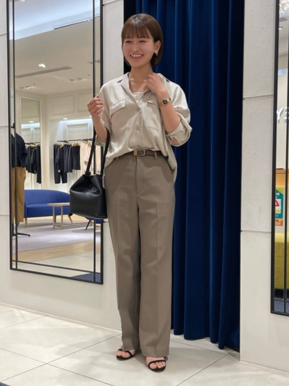 ベージュ系のシャツ/ブラウス、グリーン系のその他パンツを着用したレディースの秋コーディネートの3枚目の写真