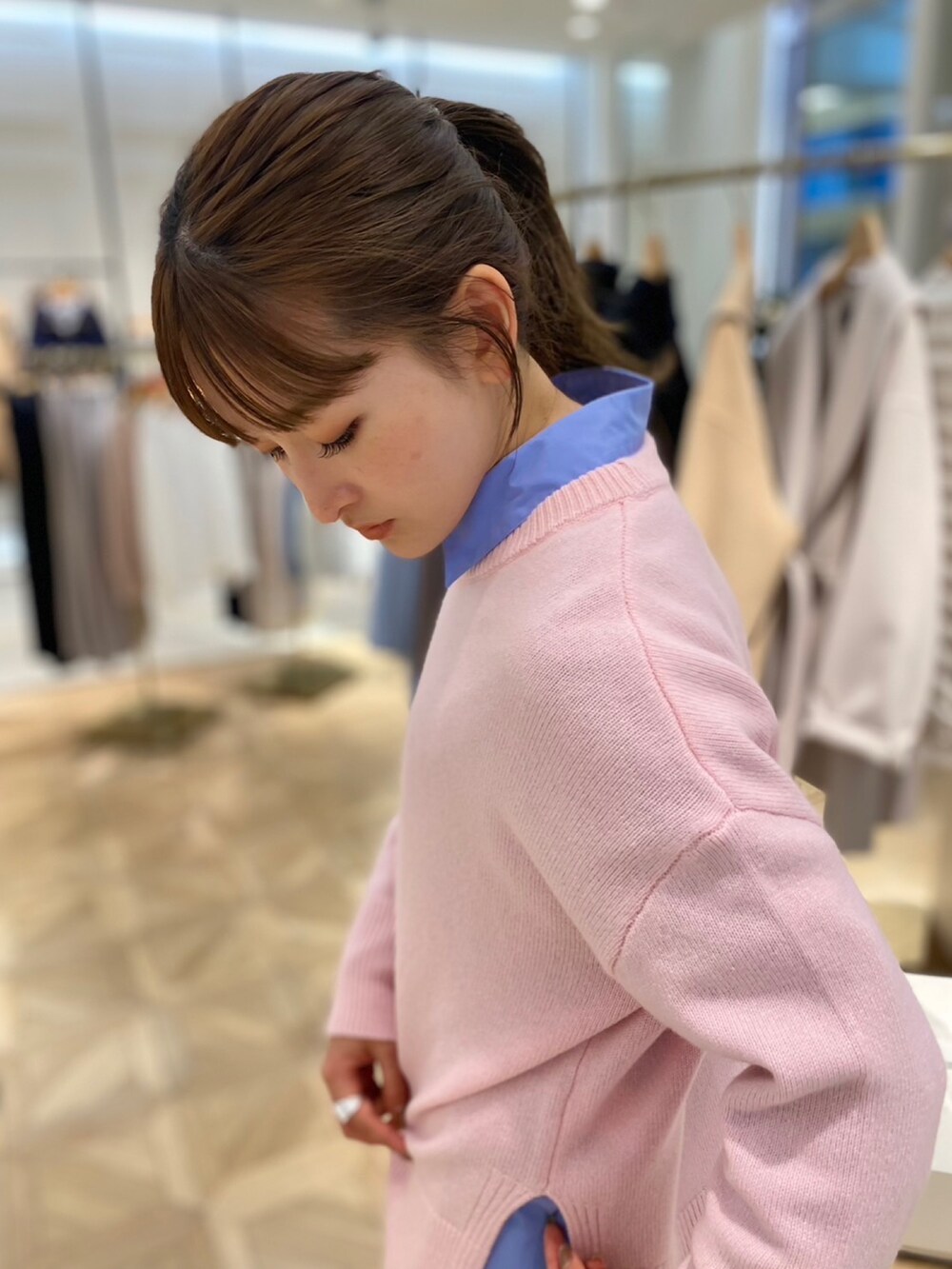 ピンク系のニット/セーター、ブルー系のシャツ/ブラウス、グレー系のその他パンツを着用したレディースの秋コーディネートの5枚目の写真