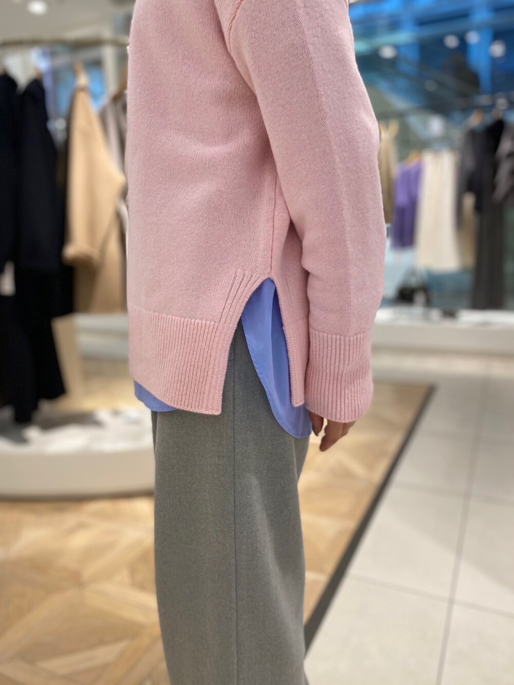ピンク系のニット/セーター、ブルー系のシャツ/ブラウス、グレー系のその他パンツを着用したレディースの秋コーディネートの4枚目の写真