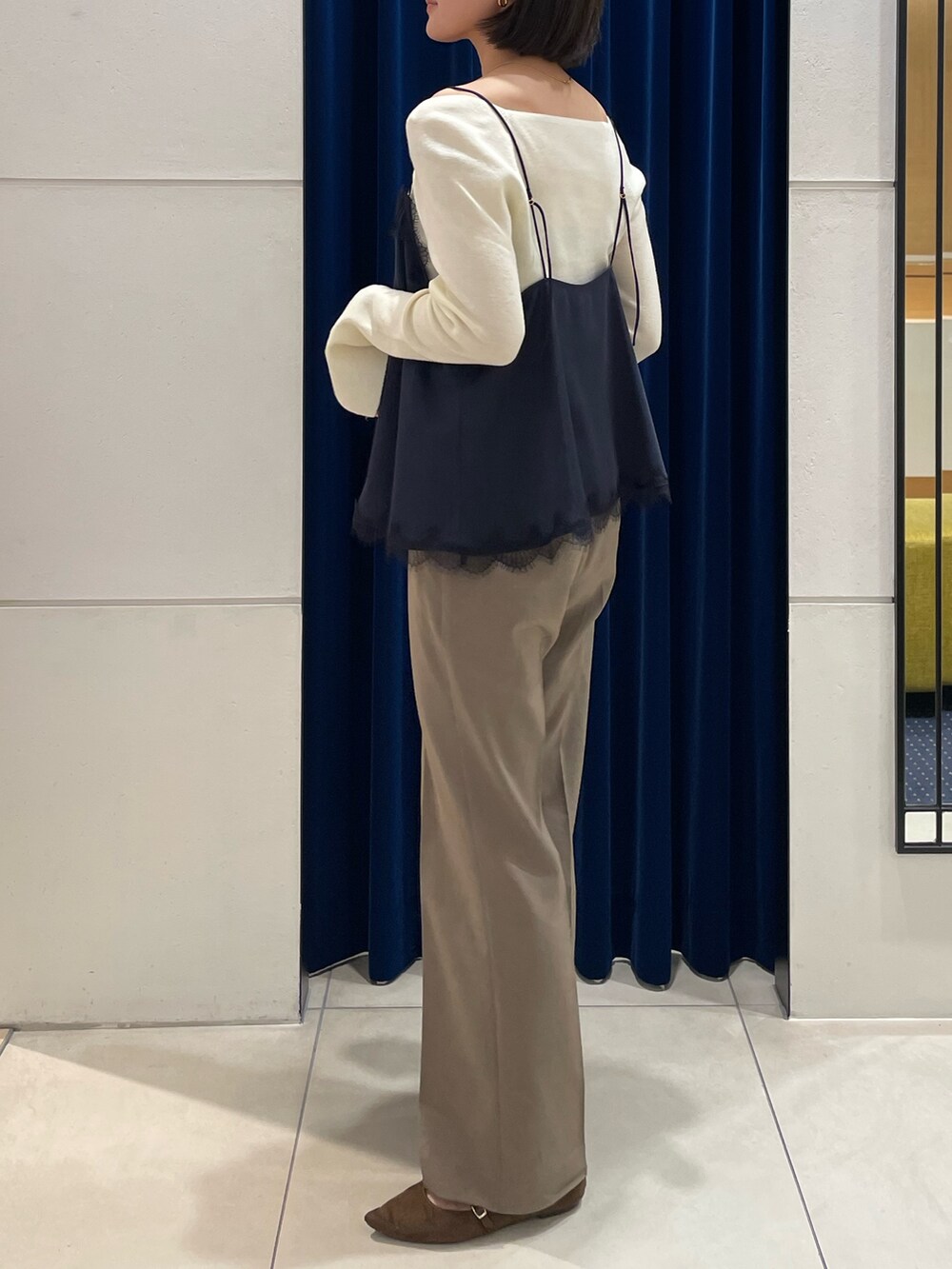 ブルー系のキャミソール、ホワイト系のニット/セーター、グリーン系のその他パンツを着用したレディースの秋コーディネートの4枚目の写真