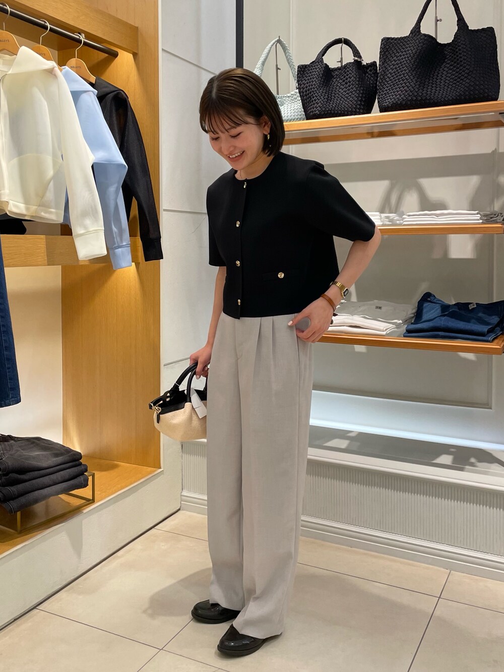 ブラック系のノーカラージャケット、グレー系のその他パンツを着用したレディースの春コーディネートの4枚目の写真