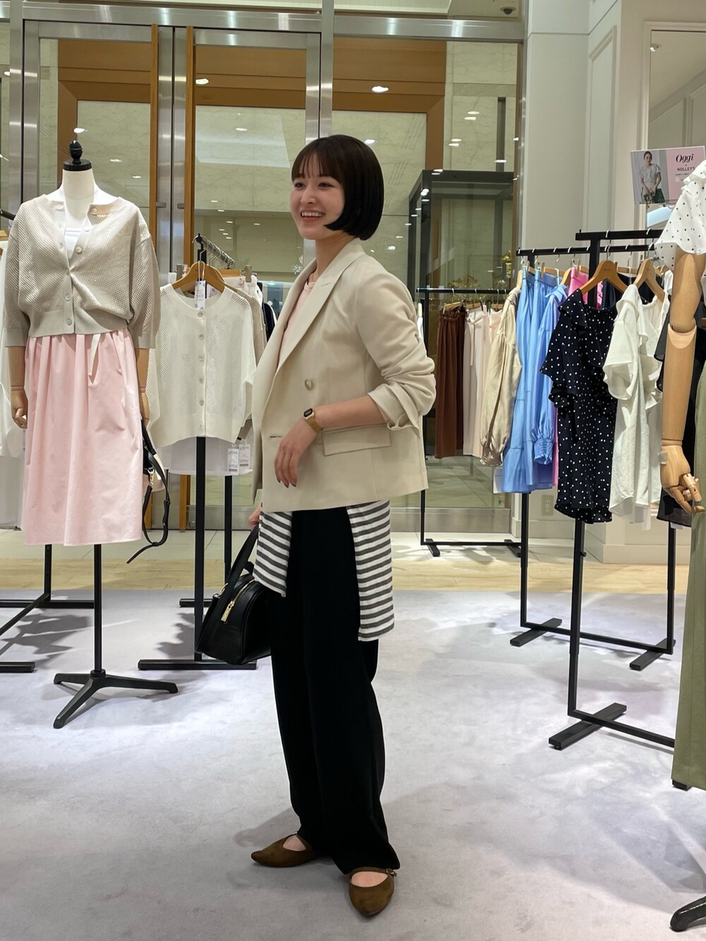 ベージュ系のテーラードジャケット、ピンク系のTシャツ/カットソー、ブラック系のその他パンツを着用したレディースの春コーディネートの3枚目の写真