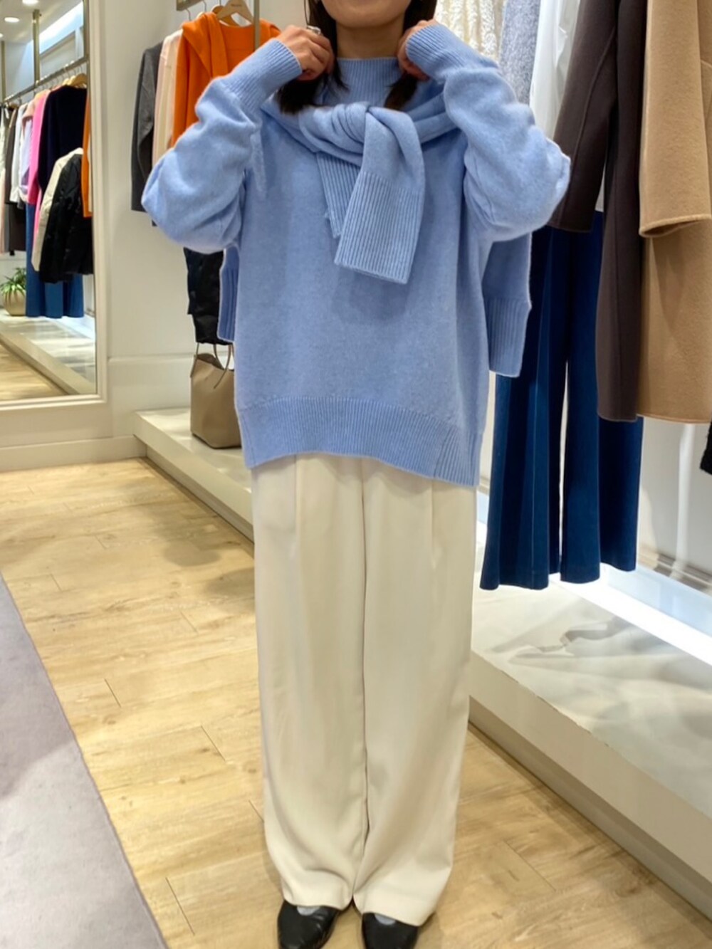 ブルー系のニット/セーター、ブルー系のカーディガン/ボレロを着用したレディースの秋コーディネートの2枚目の写真