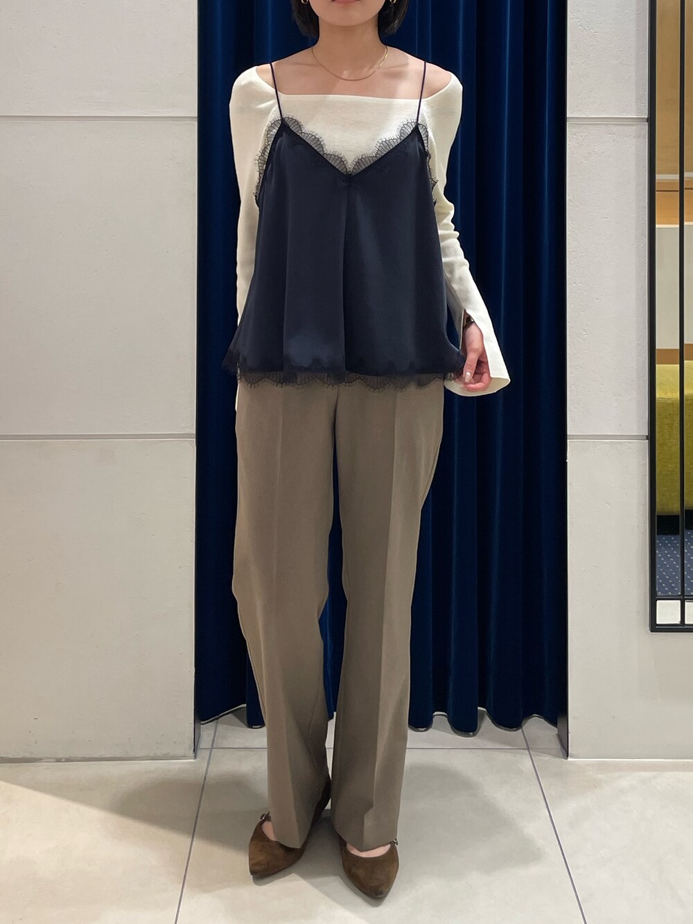 ブルー系のキャミソール、ホワイト系のニット/セーター、グリーン系のその他パンツを着用したレディースの秋コーディネートの2枚目の写真