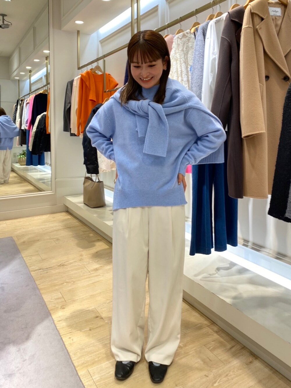 ブルー系のニット/セーター、ブルー系のカーディガン/ボレロを着用したレディースの秋コーディネートの3枚目の写真