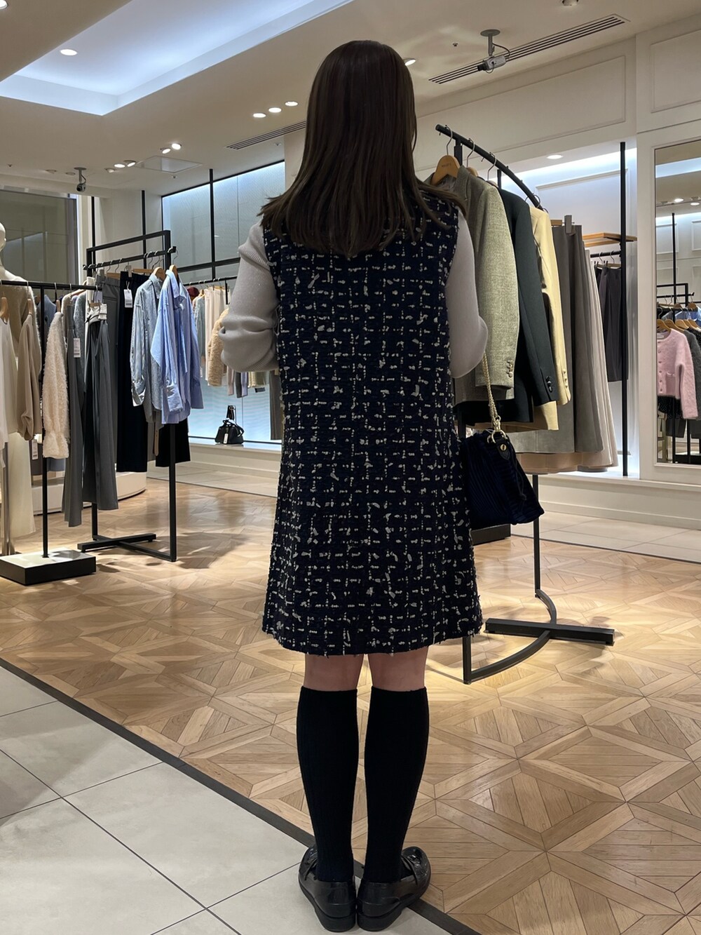 ブルー系のワンピース、ベージュ系のニット/セーターを着用したレディースの冬コーディネートの4枚目の写真