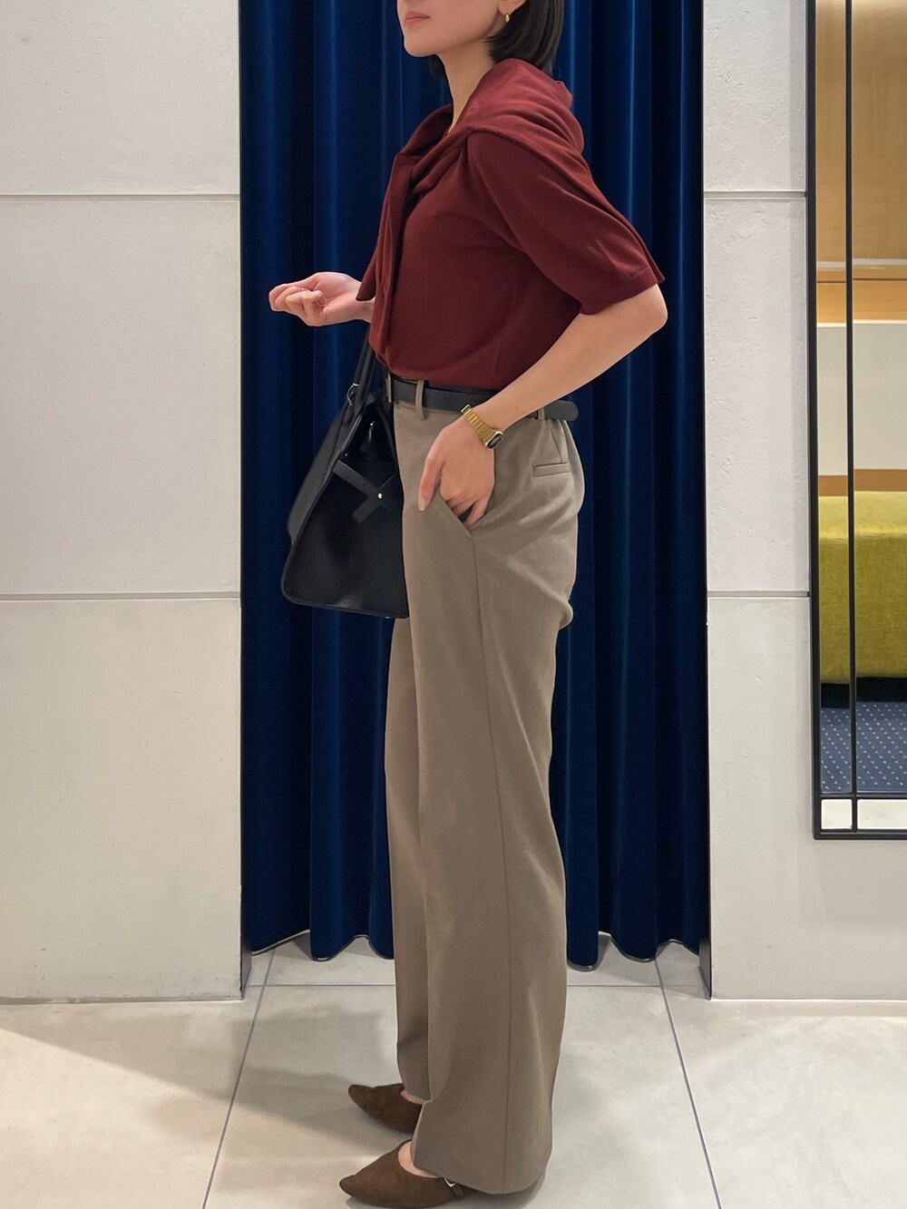 レッド系のカーディガン/ボレロ、レッド系のニット/セーター、グリーン系のその他パンツを着用したレディースの秋コーディネートの4枚目の写真