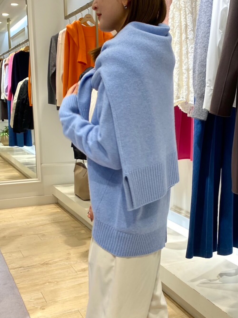 ブルー系のニット/セーター、ブルー系のカーディガン/ボレロを着用したレディースの秋コーディネートの5枚目の写真