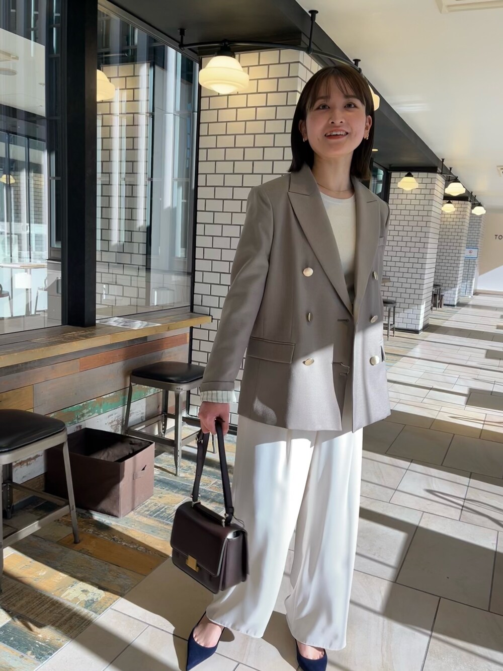 グリーン系のテーラードジャケット、ホワイト系のその他パンツを着用したレディースの冬コーディネートの4枚目の写真