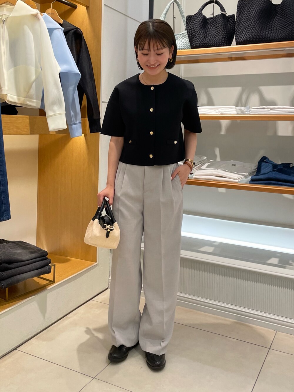 ブラック系のノーカラージャケット、グレー系のその他パンツを着用したレディースの春コーディネートの5枚目の写真