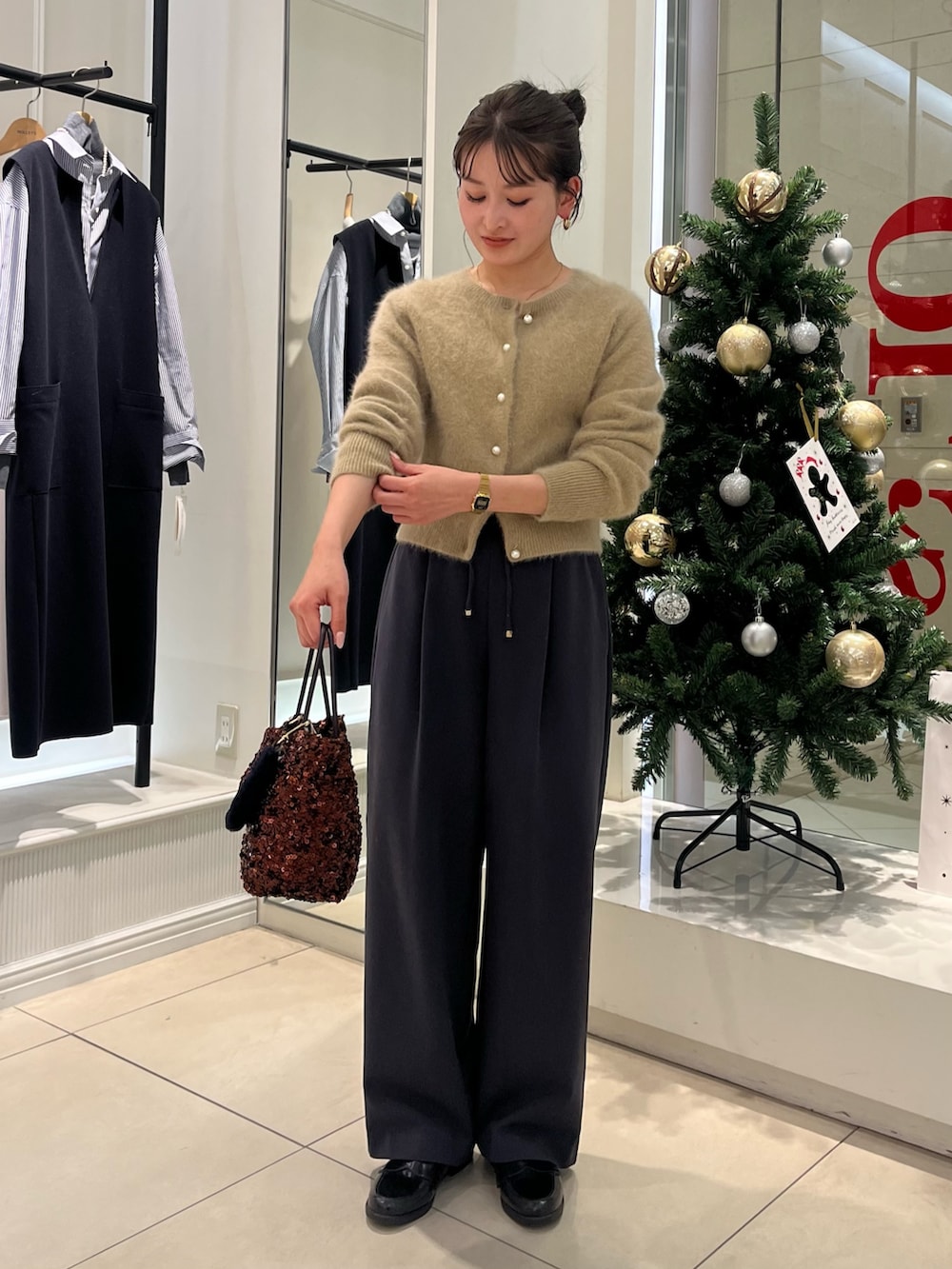 イエロー系のカーディガン/ボレロ、グレー系のその他パンツを着用したレディースの冬コーディネートの4枚目の写真