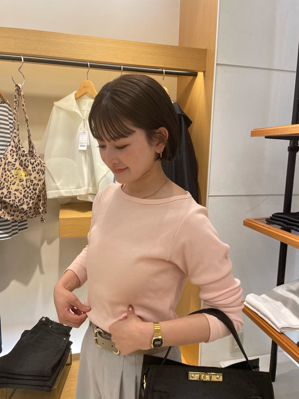 グレー系のその他パンツ、ピンク系のTシャツ/カットソー、ブラック系のショルダーバッグを着用したレディースの春コーディネートの3枚目の写真