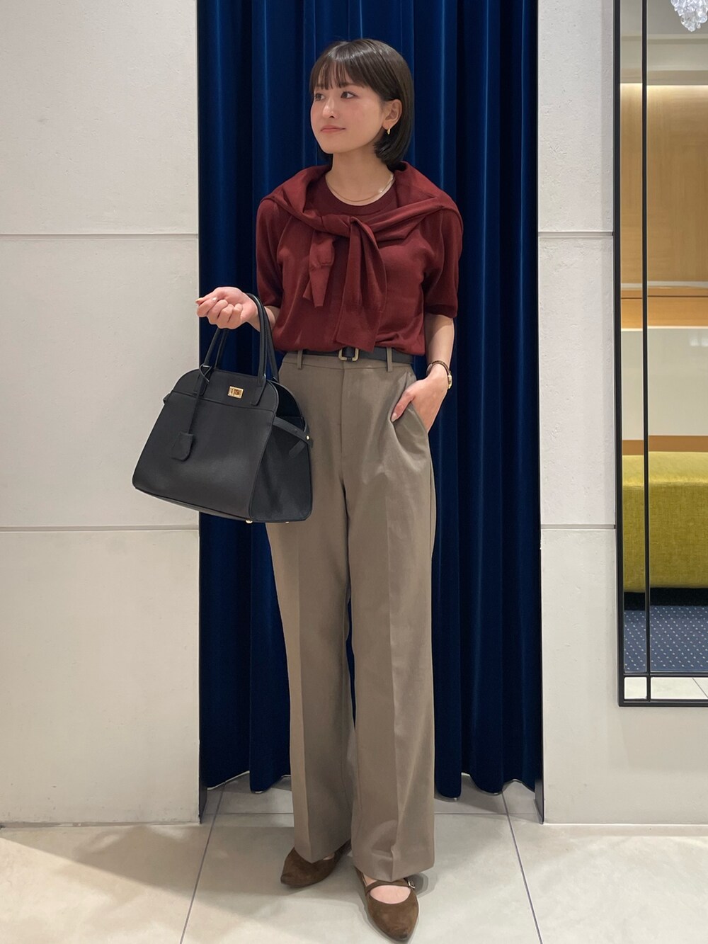 レッド系のカーディガン/ボレロ、レッド系のニット/セーター、グリーン系のその他パンツを着用したレディースの秋コーディネートの2枚目の写真