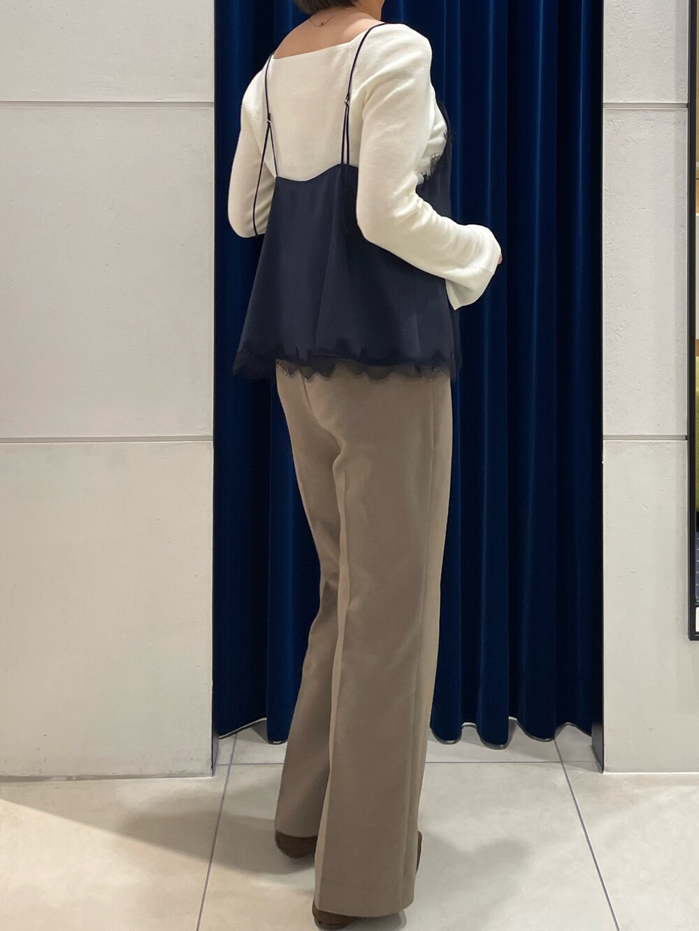 ブルー系のキャミソール、ホワイト系のニット/セーター、グリーン系のその他パンツを着用したレディースの秋コーディネートの5枚目の写真