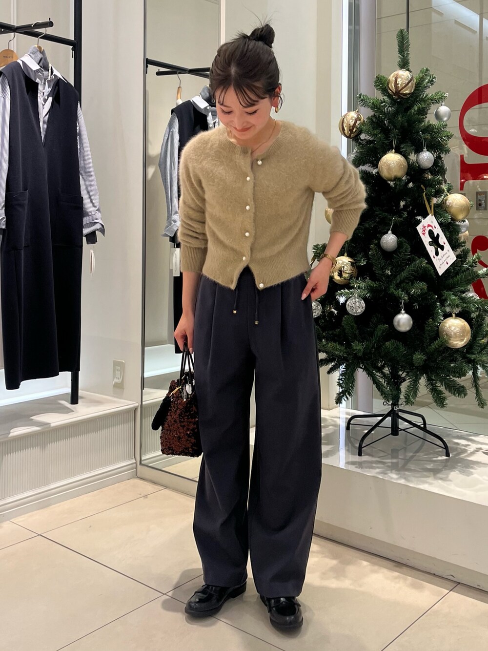 イエロー系のカーディガン/ボレロ、グレー系のその他パンツを着用したレディースの冬コーディネートの3枚目の写真