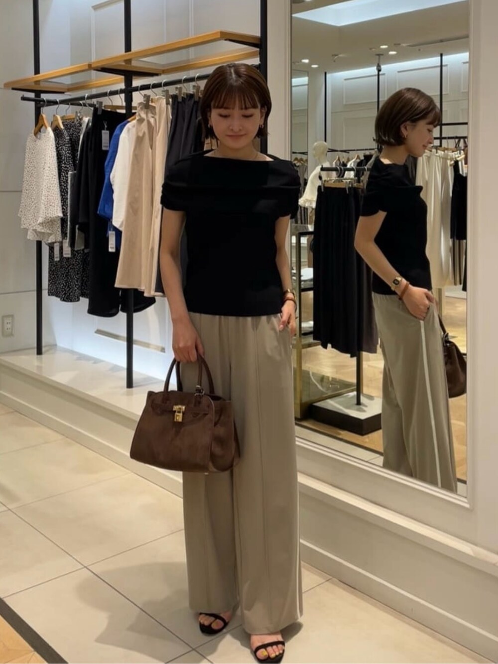 ブラック系のニット/セーター、ベージュ系のその他パンツを着用したレディースの秋コーディネートの2枚目の写真