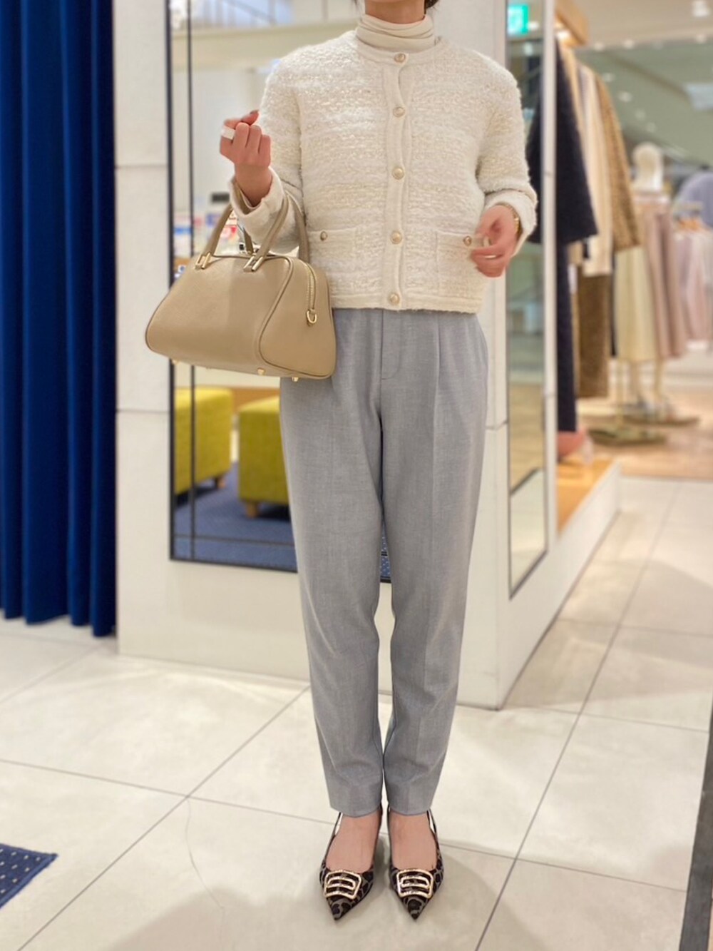 ホワイト系のカーディガン/ボレロ、グレー系のその他パンツを着用したレディースの冬コーディネートの4枚目の写真