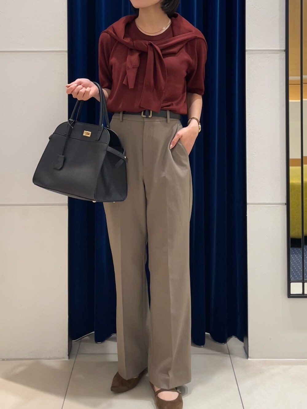 レッド系のカーディガン/ボレロ、レッド系のニット/セーター、グリーン系のその他パンツを着用したレディースの秋コーディネートの3枚目の写真