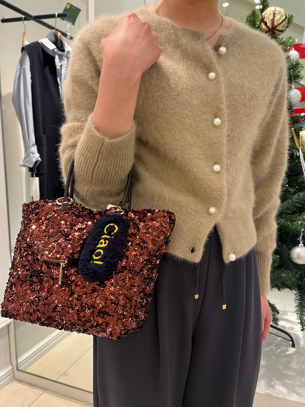 イエロー系のカーディガン/ボレロ、グレー系のその他パンツを着用したレディースの冬コーディネートの7枚目の写真