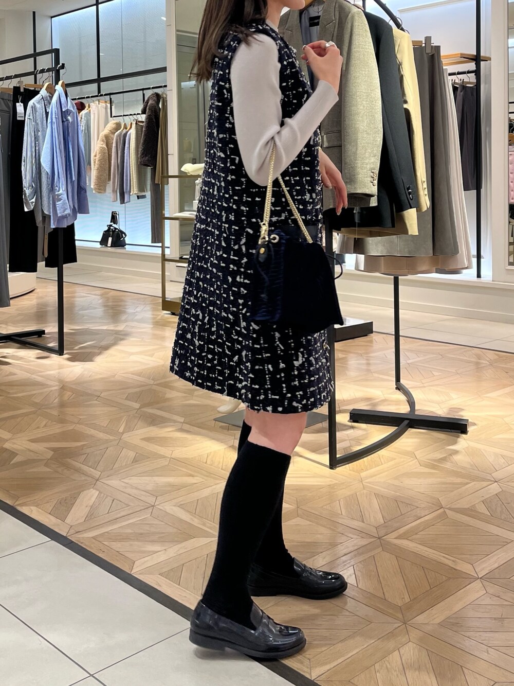 ブルー系のワンピース、ベージュ系のニット/セーターを着用したレディースの冬コーディネートの3枚目の写真