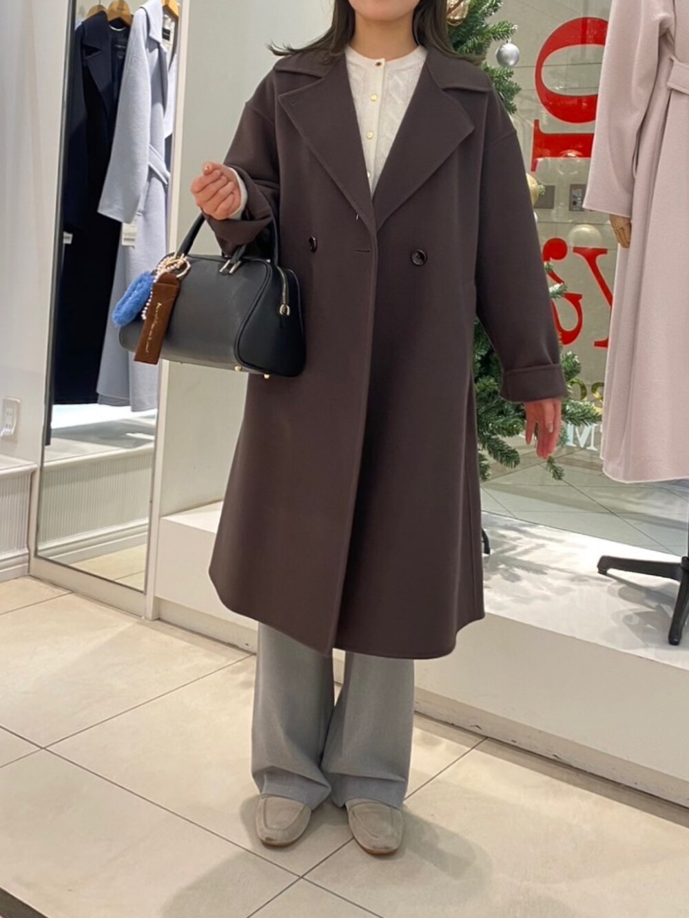 ブラウン系のその他アウター、グレー系のその他パンツを着用したレディースの秋コーディネートの3枚目の写真