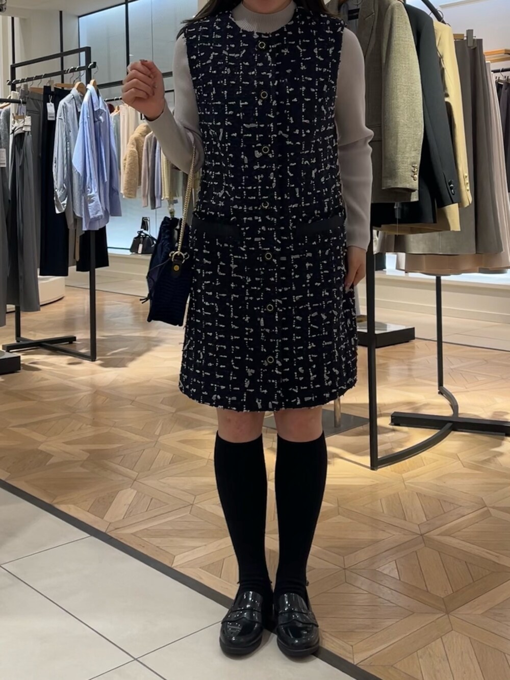 ブルー系のワンピース、ベージュ系のニット/セーターを着用したレディースの冬コーディネートの5枚目の写真