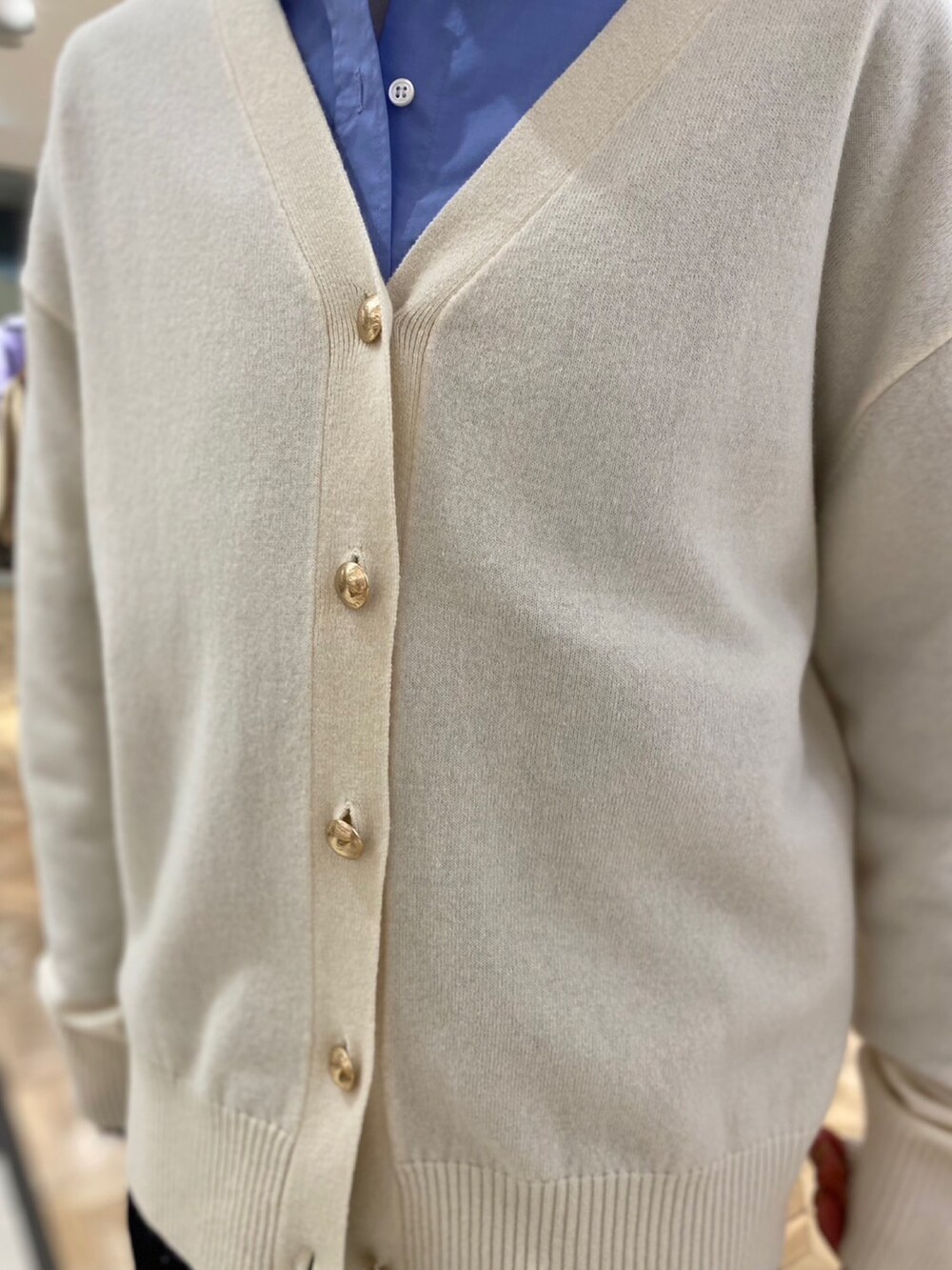 ホワイト系のカーディガン/ボレロを着用したレディースの冬コーディネートの4枚目の写真