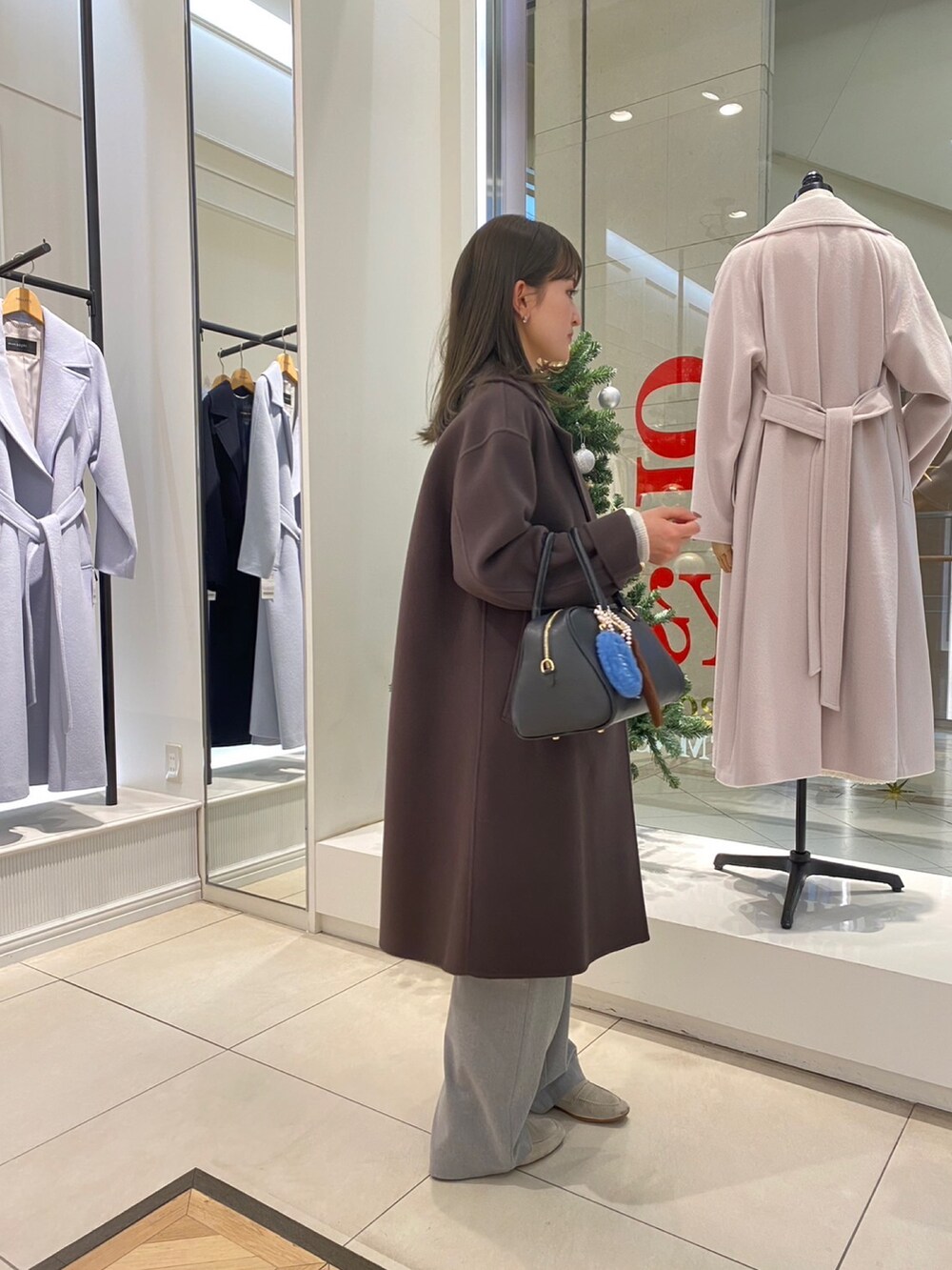 ブラウン系のその他アウター、グレー系のその他パンツを着用したレディースの秋コーディネートの2枚目の写真