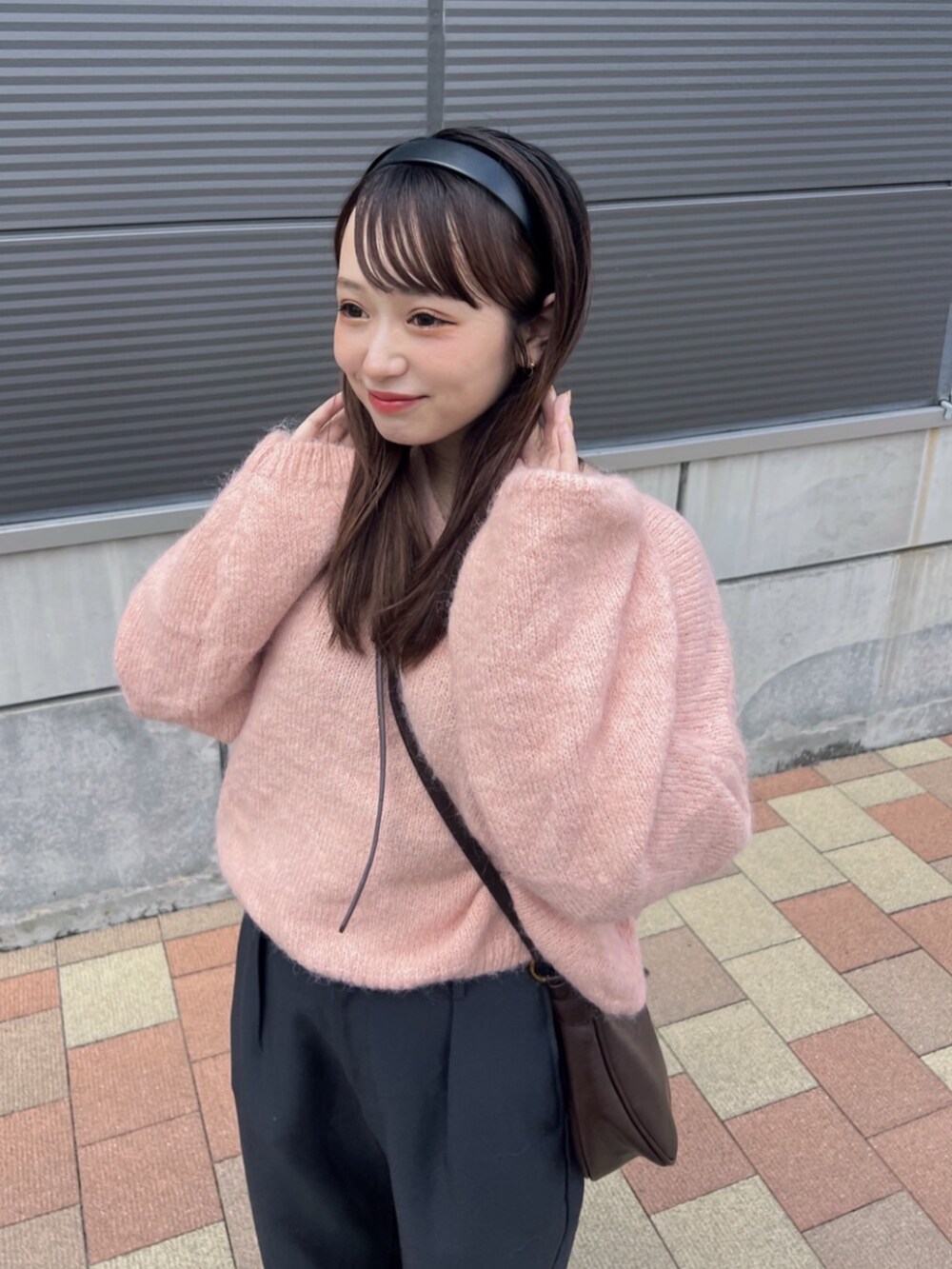 ピンク系のニット/セーターを着用したレディースの秋コーディネートの3枚目の写真