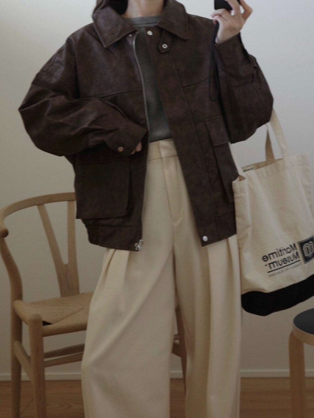 ブラウン系のブルゾンを着用したレディースの秋コーディネートの2枚目の写真