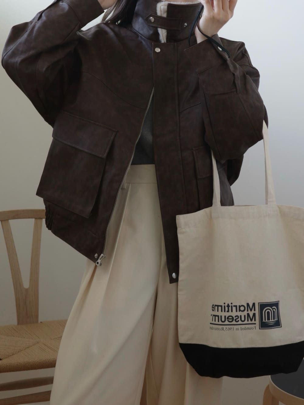 ブラウン系のブルゾンを着用したレディースの秋コーディネートの3枚目の写真