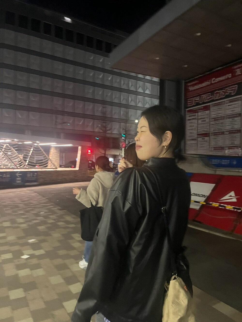 ブラック系のライダースジャケット、ブルー系のシャツ/ブラウス、グレー系のデニムパンツを着用したレディースの春コーディネートの3枚目の写真