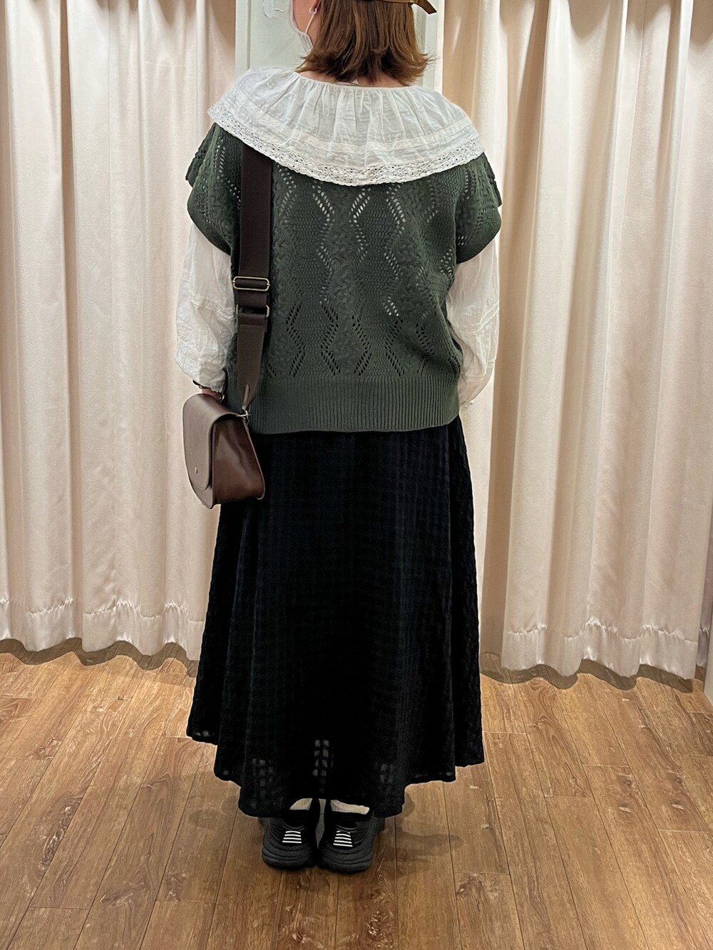 「秋先取りコーデ、秋服コーデ、秋のコーデ、ガーリー、スカート、ニットベスト、ブラウス、サマンサ モスモス(Samansa Mos2)、SM2 keittioプリコ六甲道店」｜「Samansa Mos2の柄アソートスカート（スカート、ブラック系）」を使った、yuriさん（レディース・158cm）の秋コーディネートの3枚目の写真