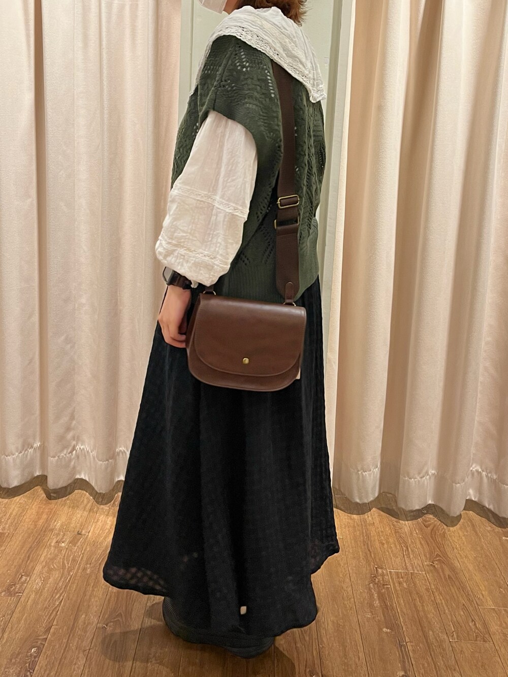 「秋先取りコーデ、秋服コーデ、秋のコーデ、ガーリー、スカート、ニットベスト、ブラウス、サマンサ モスモス(Samansa Mos2)、SM2 keittioプリコ六甲道店」｜「Samansa Mos2の柄アソートスカート（スカート、ブラック系）」を使った、yuriさん（レディース・158cm）の秋コーディネートの2枚目の写真