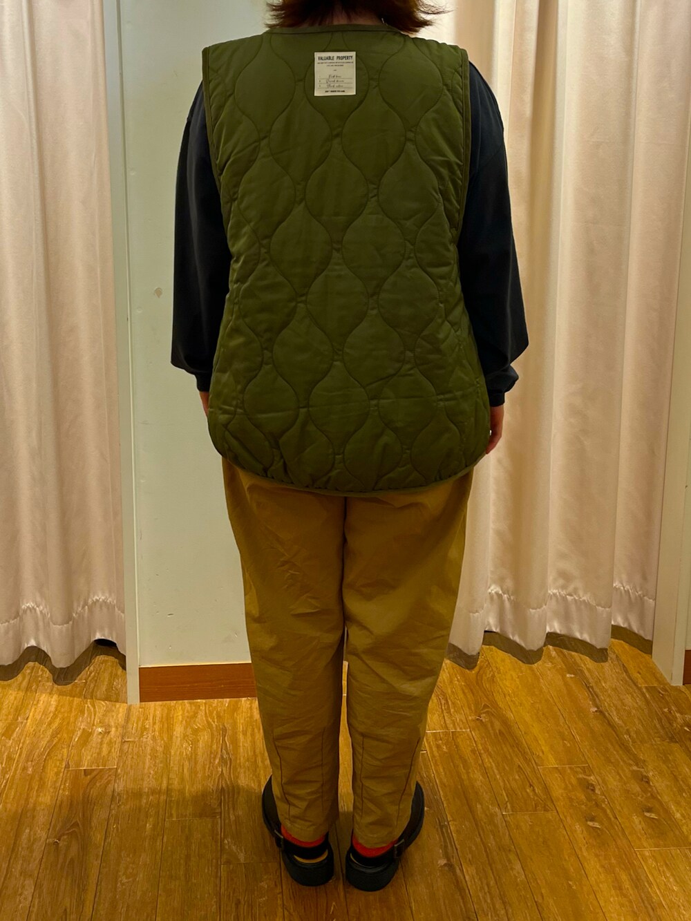「秋服準備はじめました、キルティング、お出かけコーデ、シンプル、アウトドアスタイル、ベスト、Samansa Mos2、SM2 keittioプリコ六甲道店」｜「Samansa Mos2のロゴアソートプリントロングTシャツ（Tシャツ/カットソー、グレー系）」を使った、yuriさん（レディース・158cm）の秋コーディネートの3枚目の写真