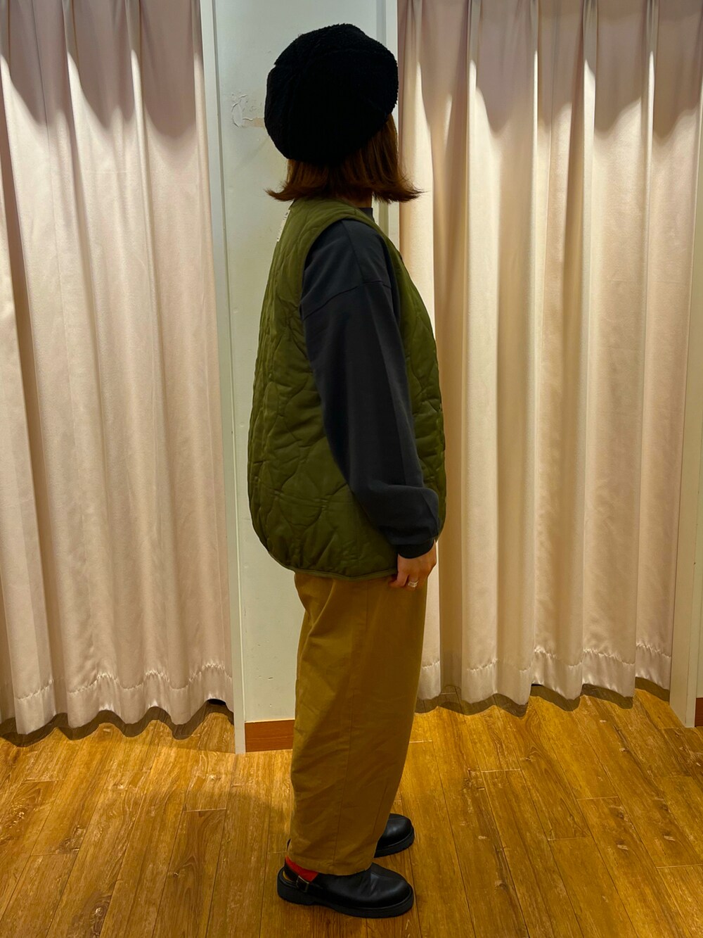 「秋服準備はじめました、キルティング、お出かけコーデ、シンプル、アウトドアスタイル、ベスト、Samansa Mos2、SM2 keittioプリコ六甲道店」｜「Samansa Mos2のロゴアソートプリントロングTシャツ（Tシャツ/カットソー、グレー系）」を使った、yuriさん（レディース・158cm）の秋コーディネートの2枚目の写真
