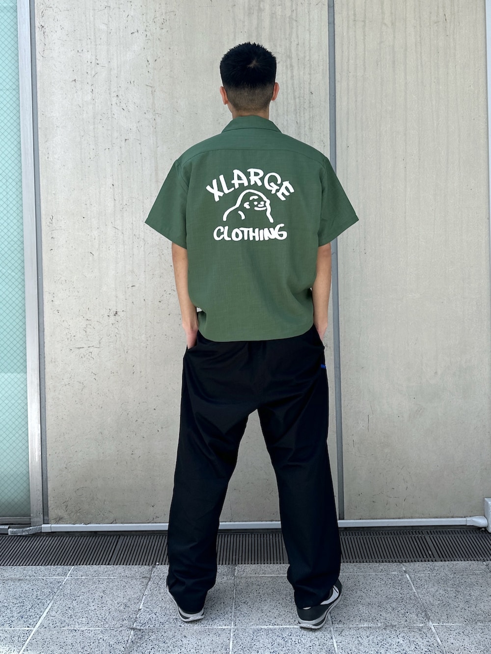 「XLARGE、XLARGE原宿、xlarge＿snap、XLARGE人気アイテム、XLARGE staff、XLARGE原宿スタッフ、xlarge #xlarge_snap、シャツ、ワークパンツ、グリーン、ブラック」｜「XLARGEのDRAWING OG S/S WORK SHIRT（シャツ/ブラウス、グリーン系）」を使った、りょうへいさん（メンズ・180cm）の春コーディネートの2枚目の写真