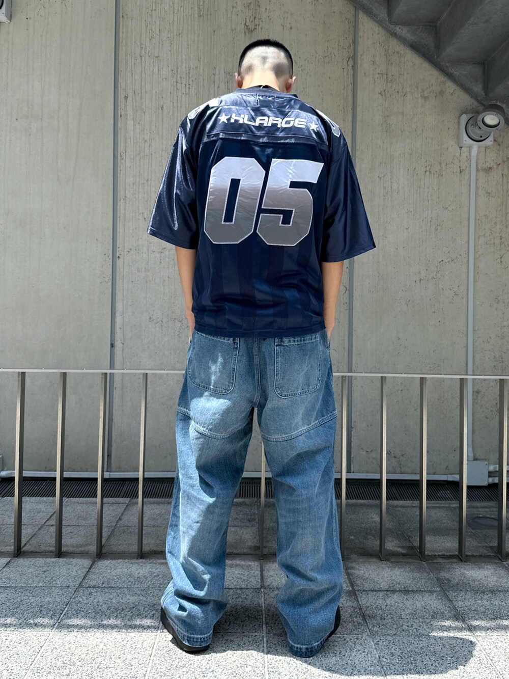 ブルー系のシャツ/ブラウス、ブルー系のその他パンツを着用したメンズの夏コーディネートの2枚目の写真