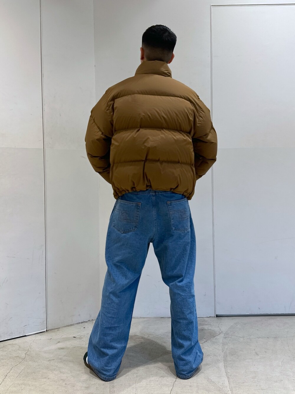 「XLARGE、XLARGE®、XLARGE原宿、XLARGE人気アイテム、xlarge＿snap、XLARGE staff、ダウンジャケット、デニム、高身長」｜「XLARGEのDOWN JACKET（ダウンジャケット/コート、ブラウン系）」を使った、りょうへいさん（メンズ・180cm）の冬コーディネートの2枚目の写真