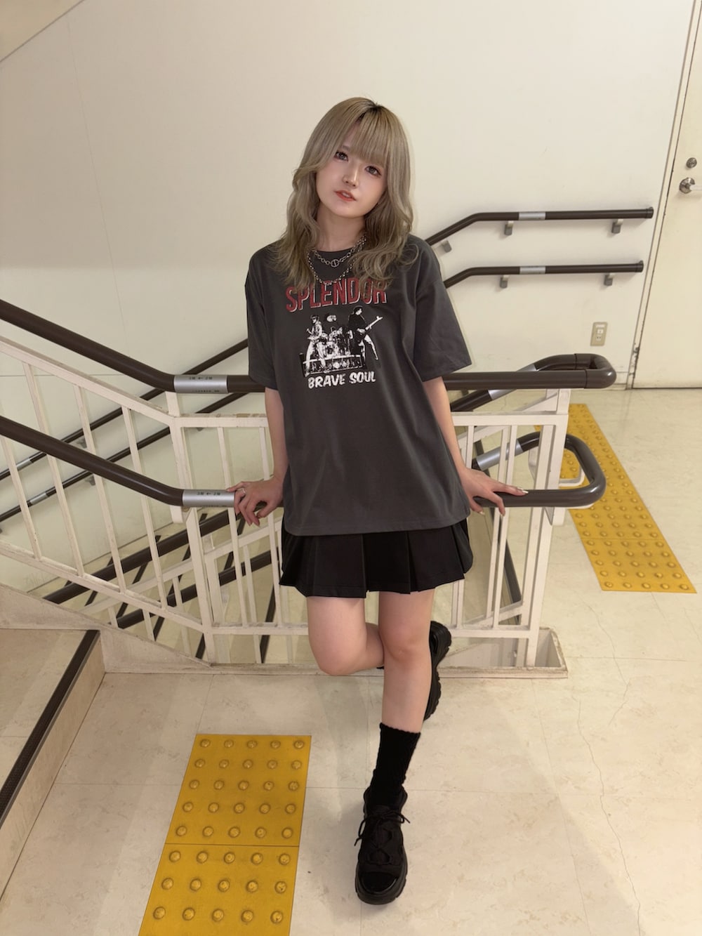 ブラック系のサンダル、ブラック系のTシャツ/カットソー、ブラック系のスカートを着用したレディースの夏コーディネートの3枚目の写真
