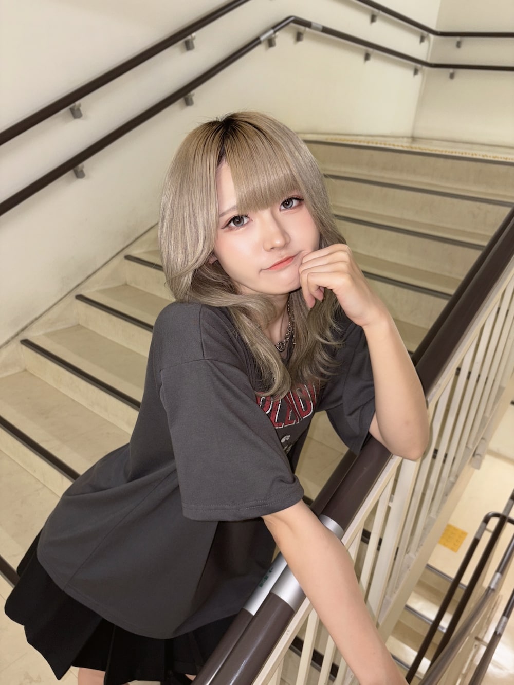 ブラック系のサンダル、ブラック系のTシャツ/カットソー、ブラック系のスカートを着用したレディースの夏コーディネートの4枚目の写真