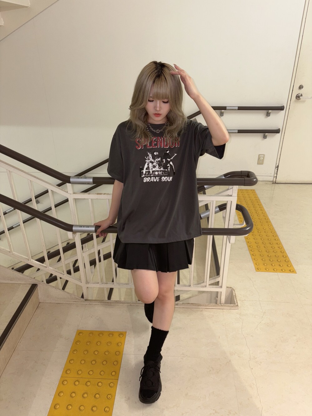 ブラック系のサンダル、ブラック系のTシャツ/カットソー、ブラック系のスカートを着用したレディースの夏コーディネートの2枚目の写真