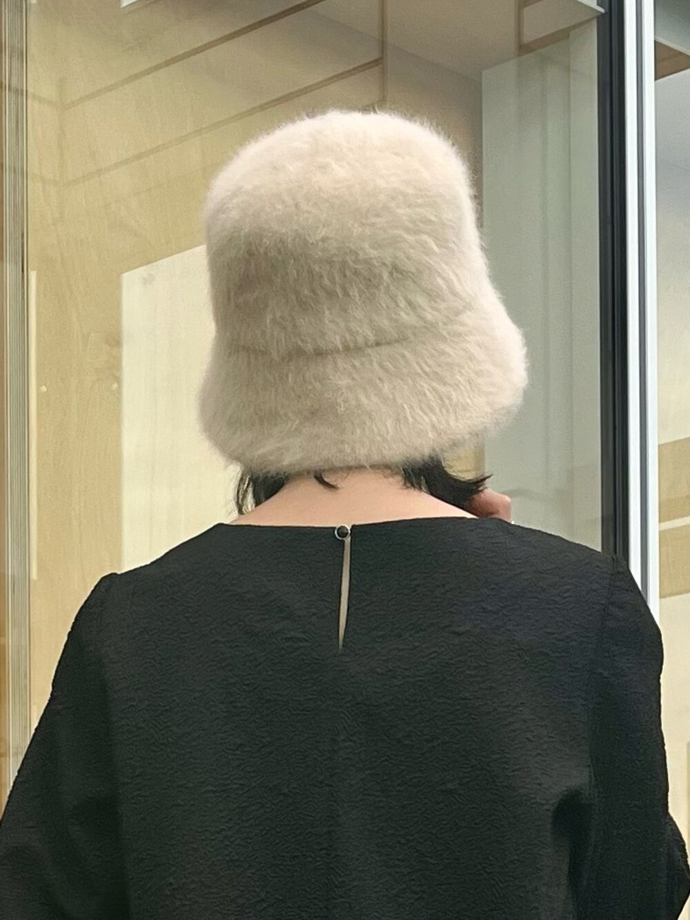 ブラウン系のその他パンツ、ブラック系のその他シューズ、ホワイト系のショルダーバッグを着用したレディースの秋コーディネートの3枚目の写真