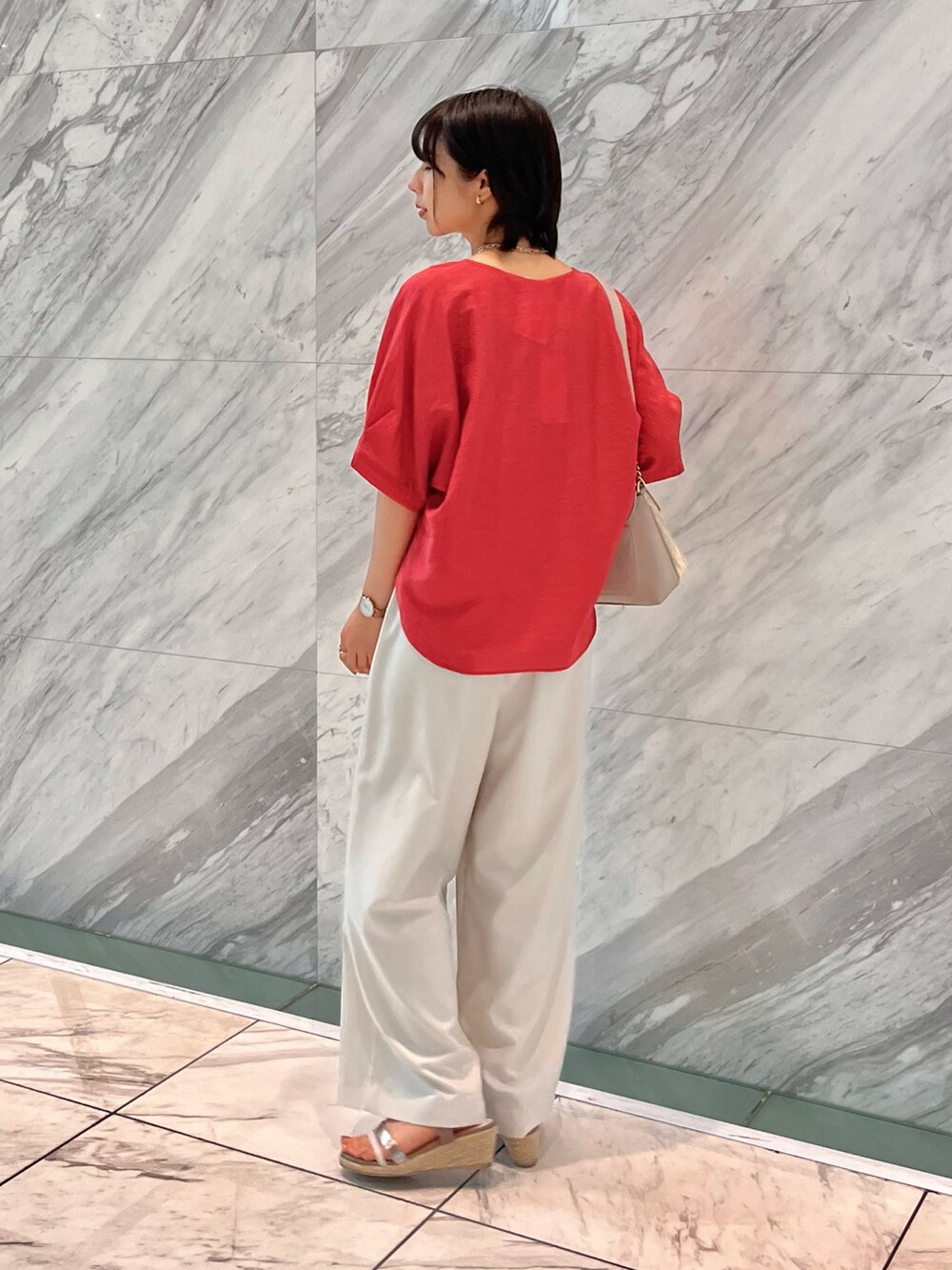 ベージュ系のサンダル、グレー系のショルダーバッグ、レッド系のシャツ/ブラウスを着用したレディースの夏コーディネートの4枚目の写真