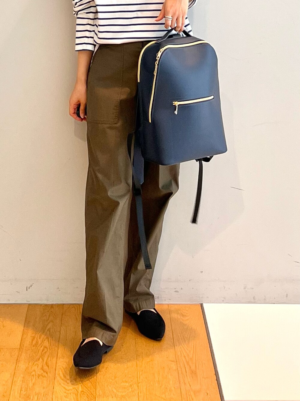 グリーン系のその他パンツ、ブラック系のパンプス、ブラック系のTシャツ/カットソーを着用したレディースの秋コーディネートの4枚目の写真