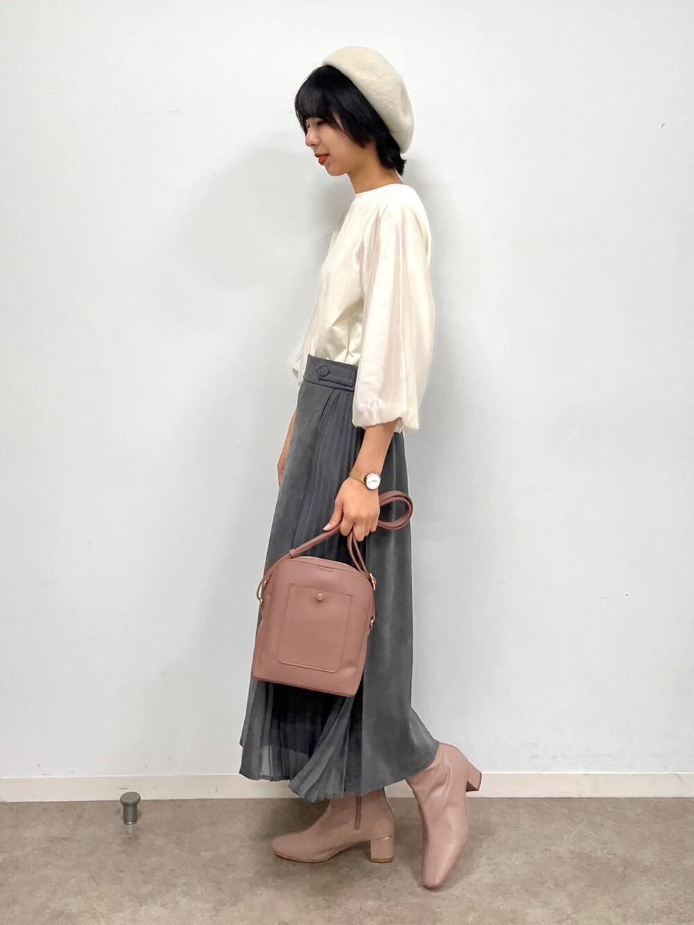 ブラック系のスカート、グレー系のブーツ、ホワイト系のTシャツ/カットソーを着用したレディースの秋コーディネートの2枚目の写真